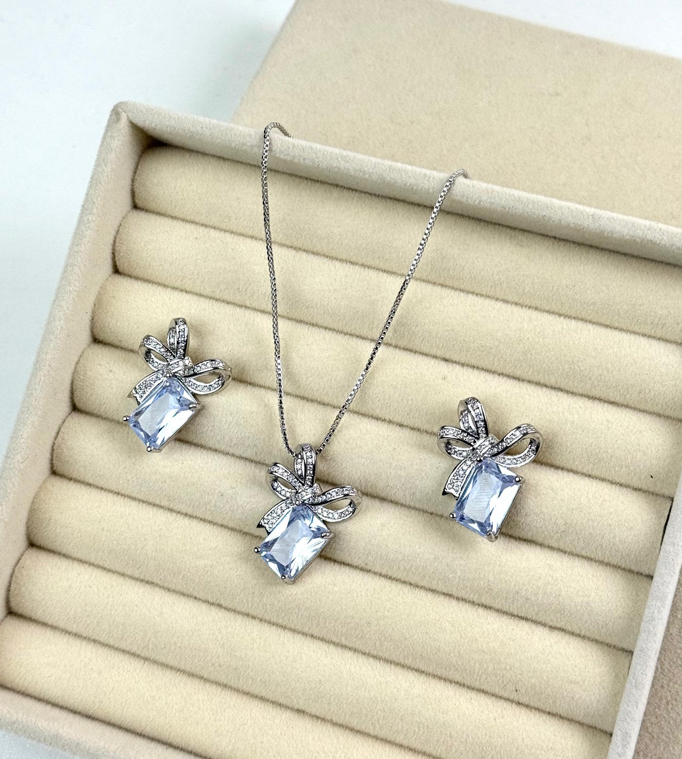 Diamon Bow Set for all the Silver Girlies