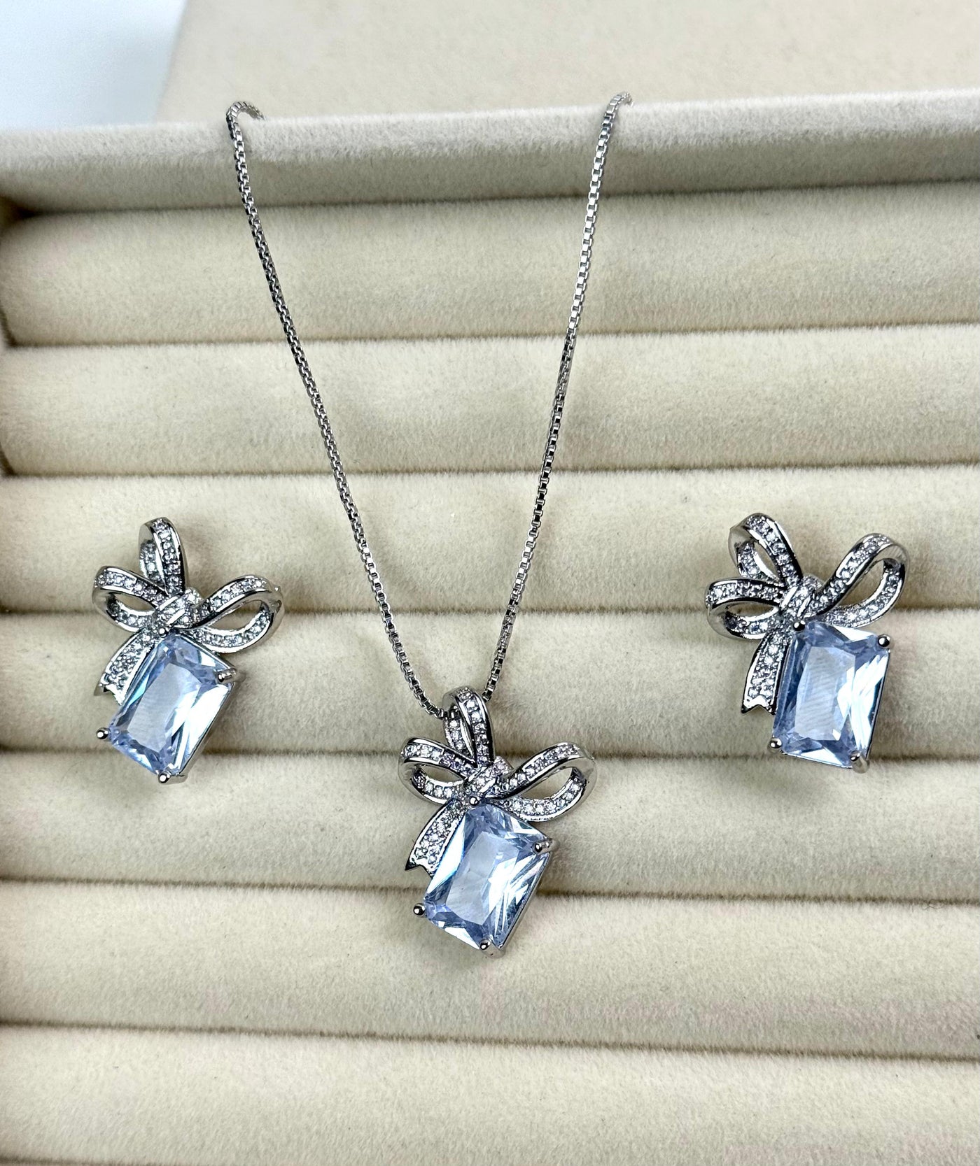 Diamon Bow Set for all the Silver Girlies